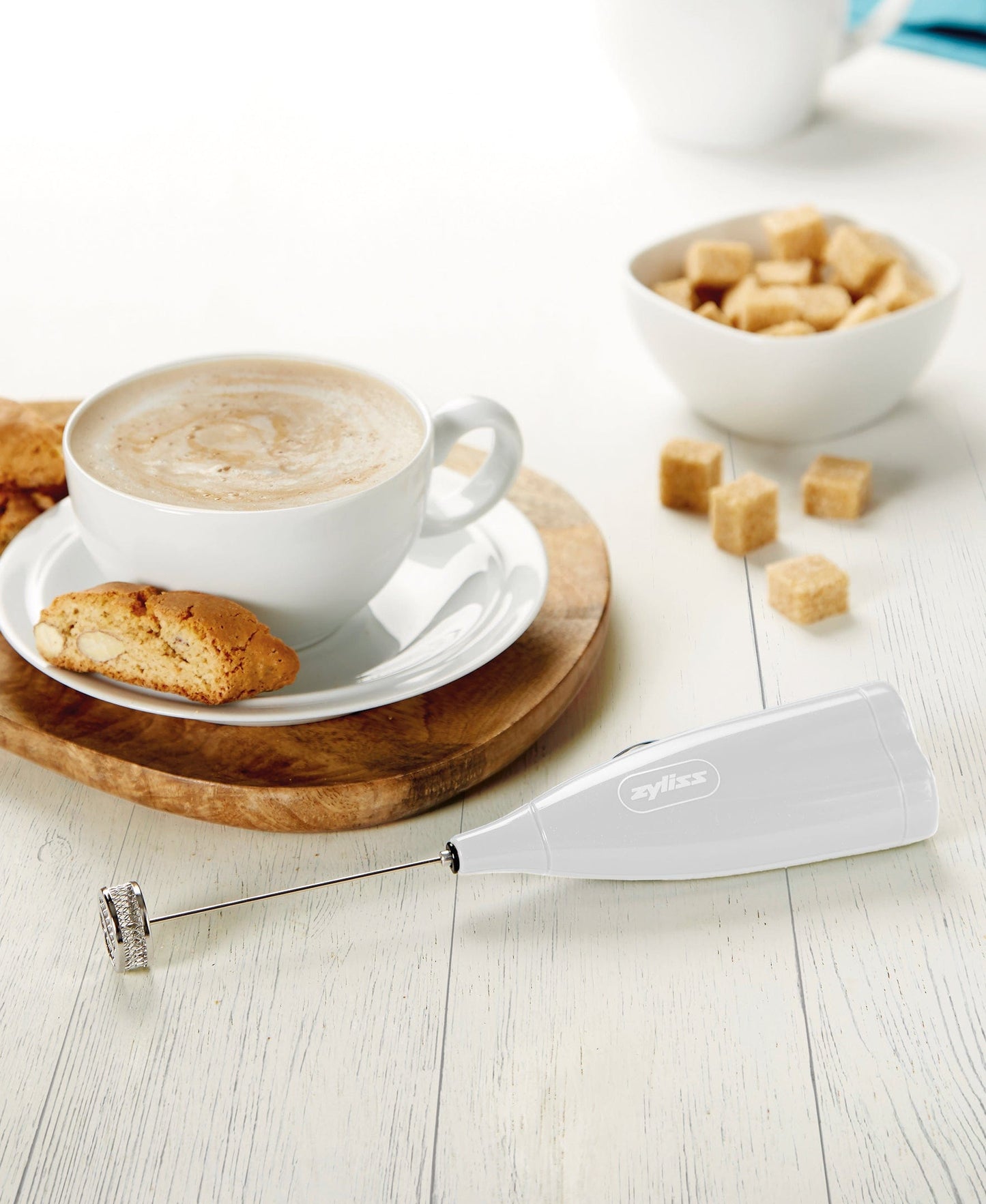 Handheld electric milk frother