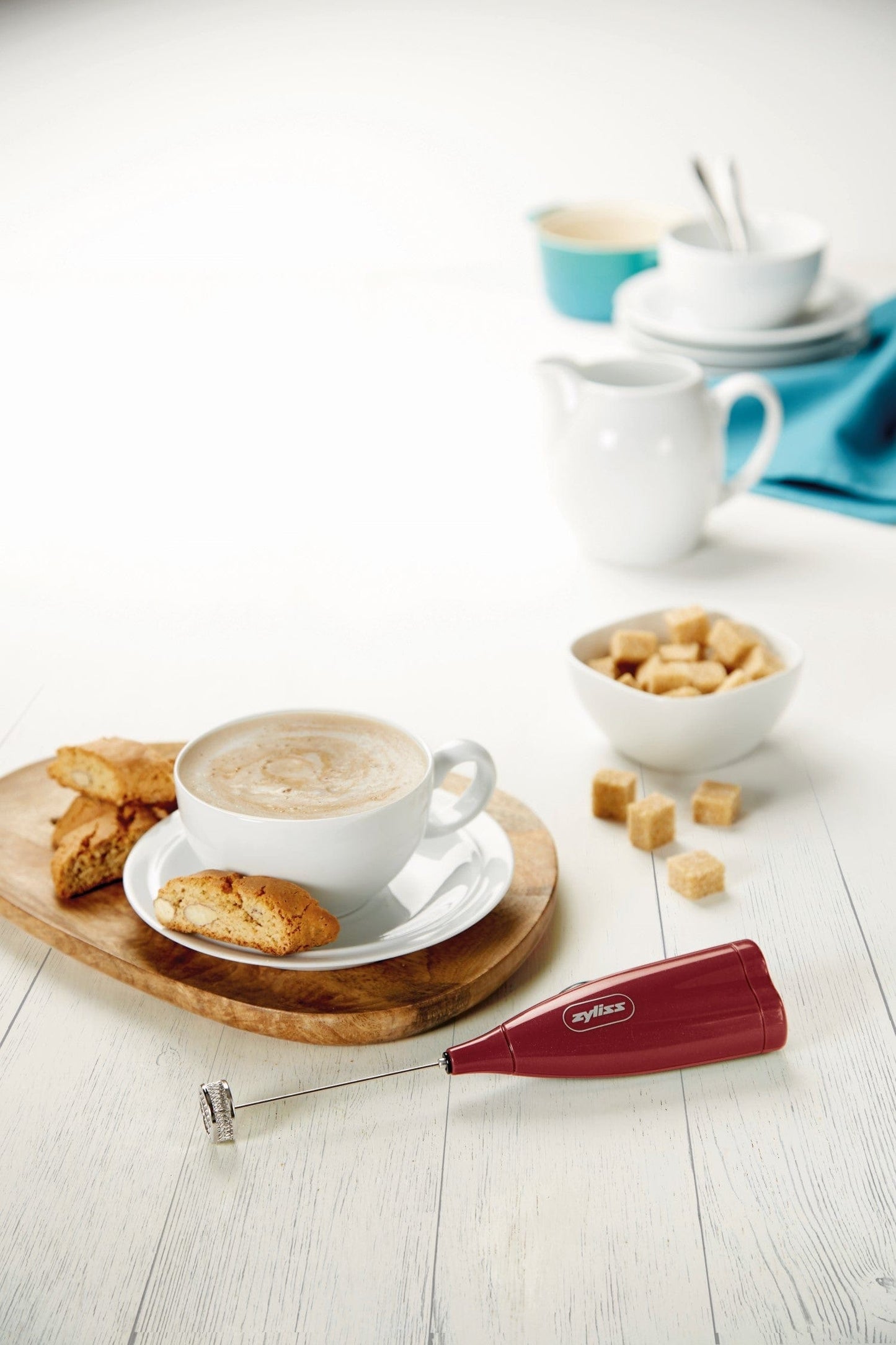 Handheld electric milk frother