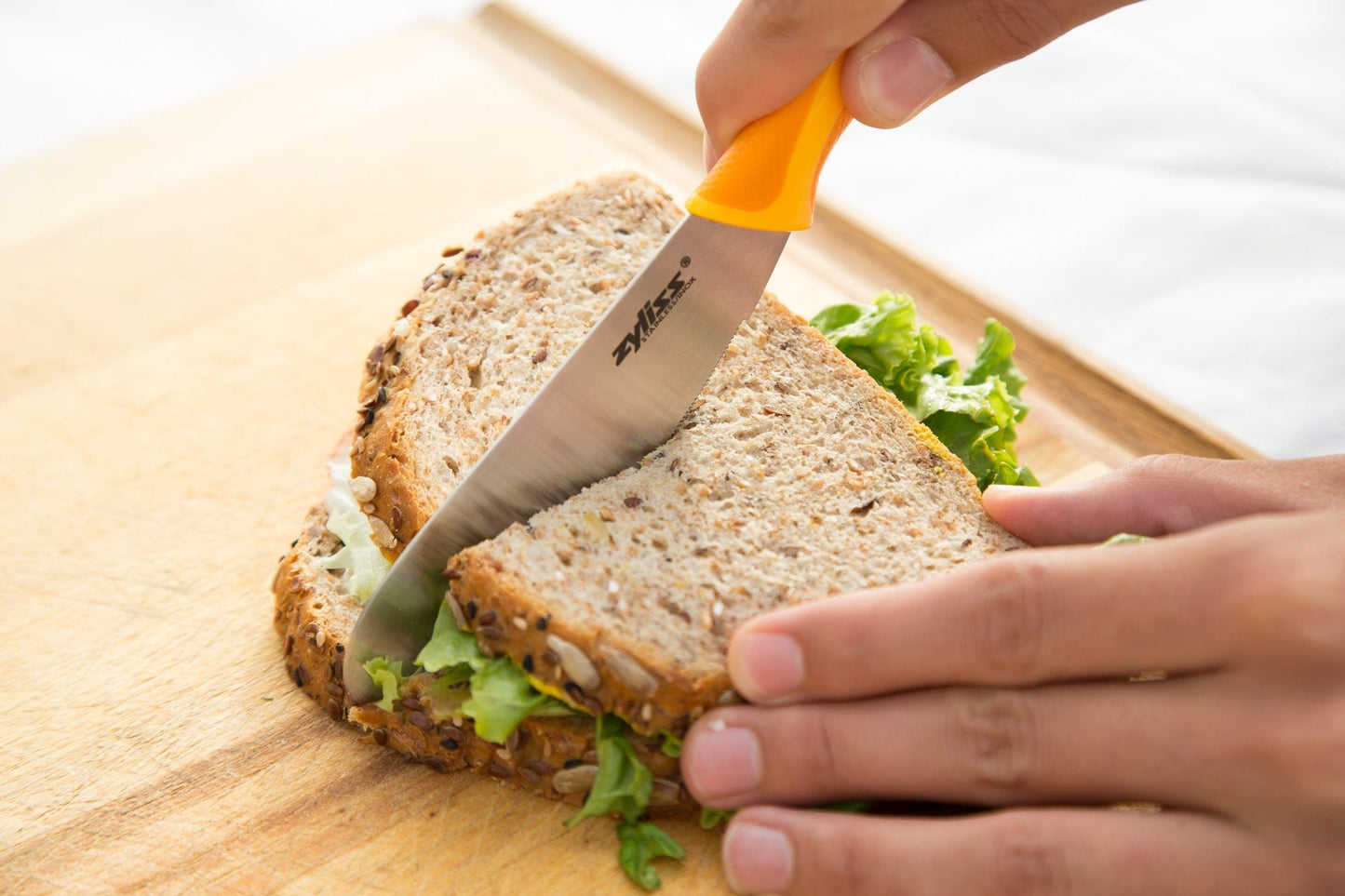 Sandwich knife and condiment spreader
