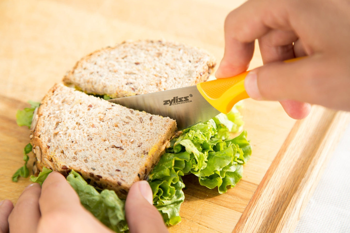 Sandwich knife and condiment spreader